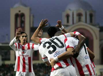 Ακάθεκτος ο Ολυμπιακός, Τρίπολη τριών… Αστέρων και νίκη του Αρη επί του Πανιωνίου