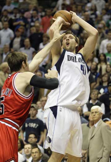 Σόου του Νοβίτσκι απέναντι στους… πελάτες Μπούλς