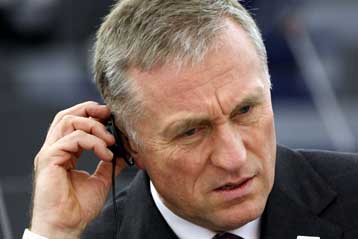 Κατά του Νικολά Σαρκοζί καταφέρεται ο πρωθυπουργός της Τσεχίας