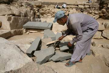Τριάντα μούμιες και μια ανέπαφη σαρκοφάγο ανακάλυψαν Αιγύπτιοι αρχαιολόγοι
