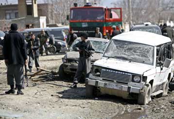 Μπαράζ αιματηρών επιθέσεων σε κυβερνητικά κτίρια στην Καμπούλ