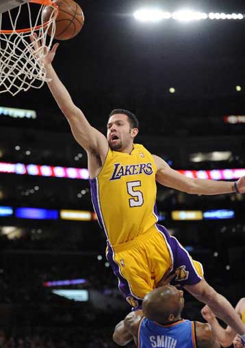 Συνέχισαν με νίκη οι Λέικερς, περίπατος για τους Μάβερικς