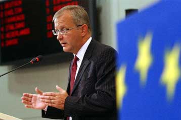 Στη Λευκωσία ο κοινοτικός επίτροπος Όλι Ρεν για συνομιλίες με Χριστόφια-Ταλάτ