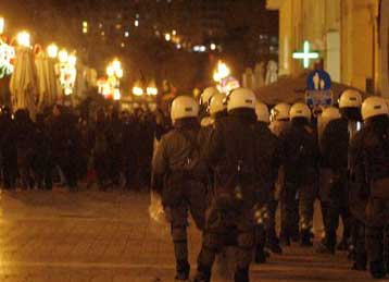 Επεισόδια έξω από το αστυνομικό τμήμα του Λευκού Πύργου