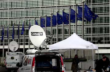 Όμορφες ψηλές ξανθές κατασκοπεύουν την ΕΕ, προειδοποιεί η Ευρωπαϊκή Επιτροπή