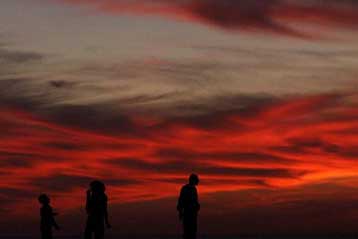 Αεροπορική επιδρομή στη Γάζα, ρουκέτες στο Ισραήλ… εν αναμονή της εκεχειρίας