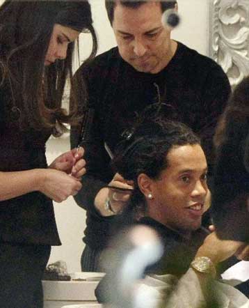 Η Μίλαν πάει για… μαλλί με νέο λουκ Ροναλντίνιο στο ντέρμπι με την Ίντερ