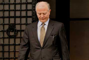 Περικοπές στην εισοδηματική πολιτική του 2009 εισηγείται ο διοικητής της ΤτΕ