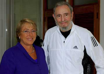 Νέα εμφάνιση του Φιντέλ Κάστρο, στο πλευρό της Χιλιανής προέδρου