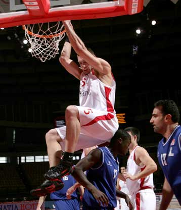 Πρώτος ο Ολυμπιακός, σπουδαίο «διπλό» της ΑΕΚ στην Κυψέλη