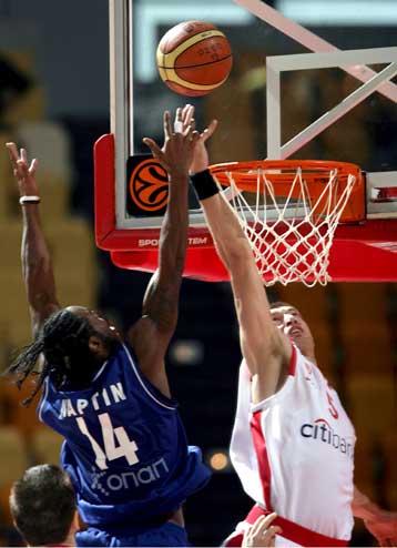 Καβάλα… στην κορυφή ο Ολυμπιακός που νίκησε 90-68 στο ΣΕΦ