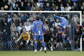 «Σωτήρια» νίκη της Πόρτσμουθ με 2-0 επί της Μάντσεστερ Σίτι