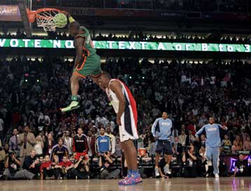 Ο κοντούλης Νέιτ Ρόμπινσον θριάμβευσε στον διαγωνισμό καρφωμάτων