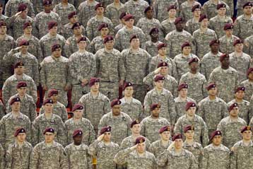 Και μετανάστες με προσωρινή βίζα θα δέχεται ο αμερικανικός στρατός