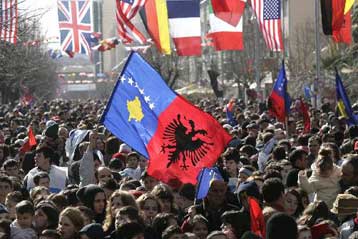 Πανηγυρισμοί στην Πρίστινα, «μούδιασμα» στη Σερβία για την επέτειο της ανεξαρτησίας