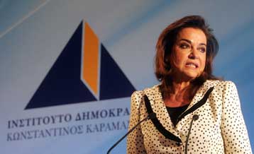 Δεν βλέπει θέμα η κυβέρνηση στη δυναμική εμφάνιση Μπακογιάννη σε εκδήλωση