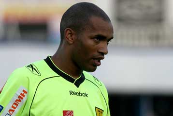 Με ενοχλήσεις εγκατέλειψε την προπόνηση του Αρη ο Ρεγκέιρο