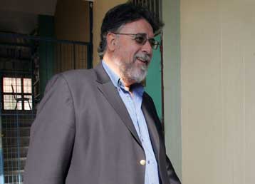 Θύμα ξυλοδαρμού έπεσε ο καθηγητής Γιάννης Πανούσης