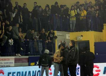 Εκκένωση και ήττα για την ΑΕΚ από τον Ολυμπιακό στο κλειστό του Σπόρτιγκ