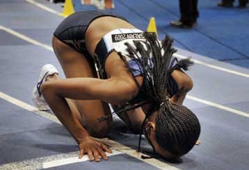 Η Ντεφάρ κατέρριψε το παγκόσμιο ρεκόρ στα 5.000μ στη Στοκχόλμη