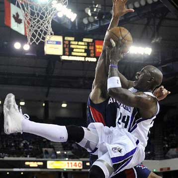 Μάγεψε ο Πολ και οι Χόρνετς έκαναν περίπατο επί των Μάτζικ