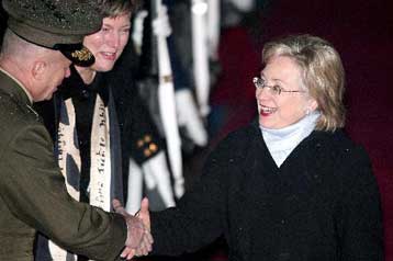 Στη Σεούλ η Χίλαρι Κλίντον ανάμεσα σε πολεμικές «κορόνες» στην κορεατική χερσόνησο