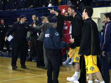 Η ΑΕΚ τονίζει ότι κατέβαλε υπεράνθρωπες προσπάθειες για την ομαλή διεξαγωγή του ματς