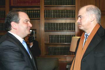 Εμφανίσεις σε προεκλογικούς τόνους από Κ.Καραμανλή και Γ.Παπανδρέου