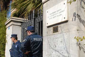 Λαβή για νέες συζητήσεις περί του ασύλου, η επίθεση κουκουλοφόρων κατά του Γ.Πανούση