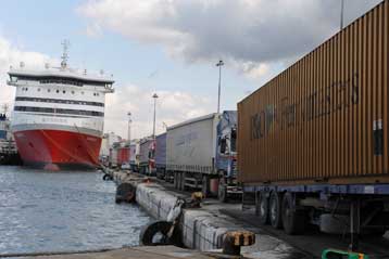 Συνεχίζεται ο αποκλεισμός φορτίων από αυτοκινητιστές σε τελωνεία και λιμάνια