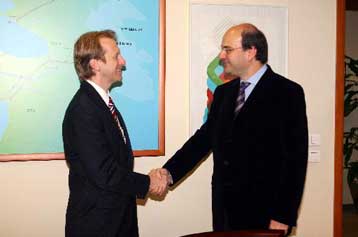 Σε ενίσχυση συνεργασίας για την «πράσινη» ενέργεια συμφώνησε το ΥΠΑΝ με τις ΗΠΑ