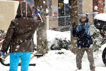 «Αγριεύει» ο καιρός την Κυριακή με τσουχτερό κρύο, βροχές και χιόνια