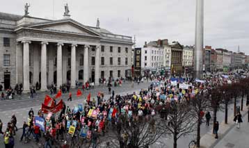 Χιλιάδες Ιρλανδοί κατέβηκαν στους δρόμους εξαιτίας της οικονομικής κρίσης