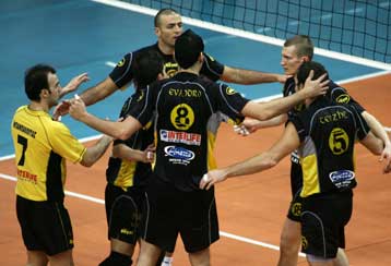 Εντός εξάδας παραμένει ο Αρης μετά το 3-0 σετ επί της Καλαμαριάς