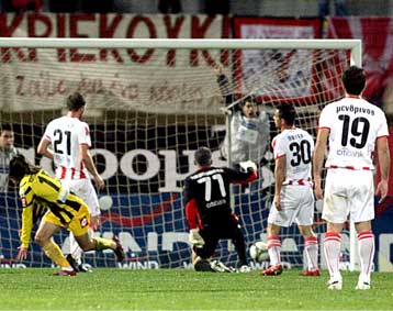 Ήττα Ολυμπιακού από… Κουτσιανικούλη, «διπλό» της ΑΕΚ στην Τρίπολη