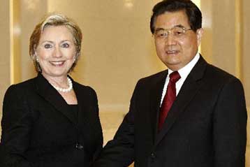 Τη στήριξη της αμερικανικής οικονομίας ζήτησε από το Πεκίνο η Χίλαρι Κλίντον