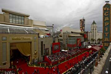 Παρέλαση διάσημων σταρ στο κόκκινο χαλί των βραβείων Όσκαρ