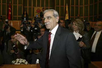 Στο στόχαστρο ο ηγέτης του DTP επειδή μίλησε στα κουρδικά στην τουρκική Εθνοσυνέλευση