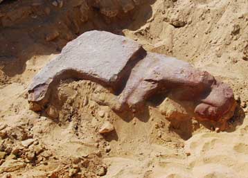 Αρχαίο άγαλμα ανακαλύφθηκε κοντά σε μία από τις πυραμίδες της Γκίζας