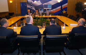 Νομοθετική πρωτοβουλία για τα καρτοκινητά δρομολογεί η κυβέρνηση