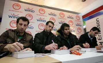 Αφήνουν πίσω τον τελικό οι «ερυθρόλευκοι» και κοιτάζουν το επόμενο ντέρμπι