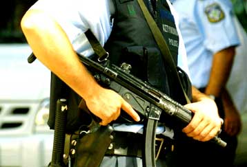 Οκτώ υπηρεσιακά πιστόλια εκλάπησαν από σπίτια αστυνομικών τον τελευταίο μήνα