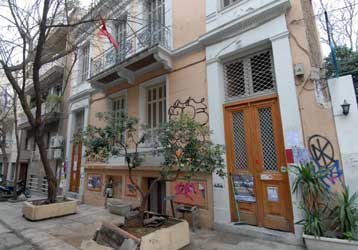 Αγνωστος έριξε χειροβομβίδα στο στέκι μεταναστών στα Εξάρχεια