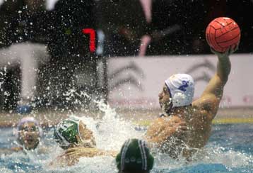 «Κόκκινος» περίπατος στην «αιώνια ναυμαχία», επεισόδια στο Ποσειδώνιο