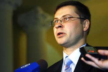 Πρώην υπουργός Οικονομίας αναλαμβάνει να ηγηθεί της Λετονίας στη δίνη της κρίσης