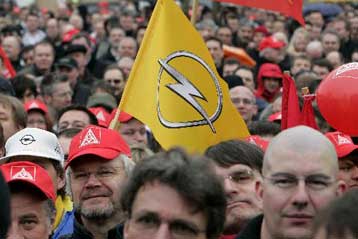 Με φόβο για το μέλλον εργαζόμενοι της Opel διαδηλώνουν μαζικά στη Γερμανία