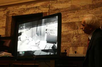 Ελεύθερος με περιοριστικούς όρους ο δικηγόρος Μιχάλης Κουκουβίνος