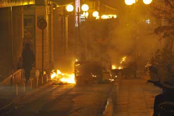 Επίθεση με πέτρες στην «Απογευματινή» και επεισόδια στο Κέντρο