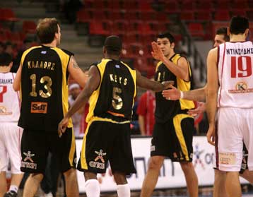 Οι μάχες στα παρκέ, στη σκιά του «αιώνιου» ντέρμπι