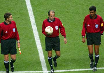 Η FIFA άναψε το «πράσινο φως» για διαιτητές περιοχής